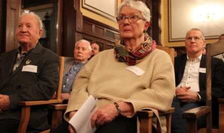 Marianne Groß sitzt mit anderen Menschen im Publikum. Foto: M. Brito