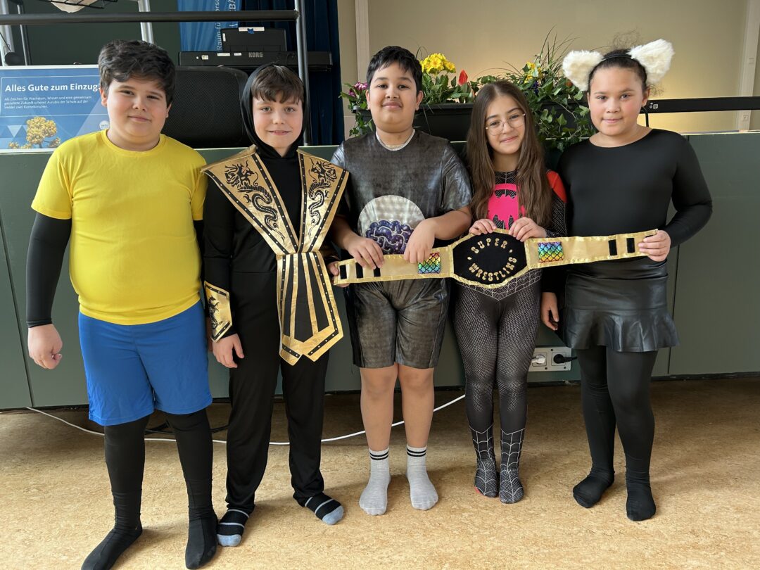 Links drei Jungen, daneben rechts zwei Mädchen.