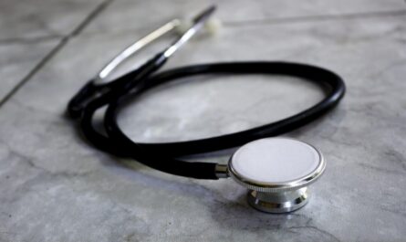 Ein Stethoskop auf grauem Untergrund Bild von Jossué Trejo auf Pixabay