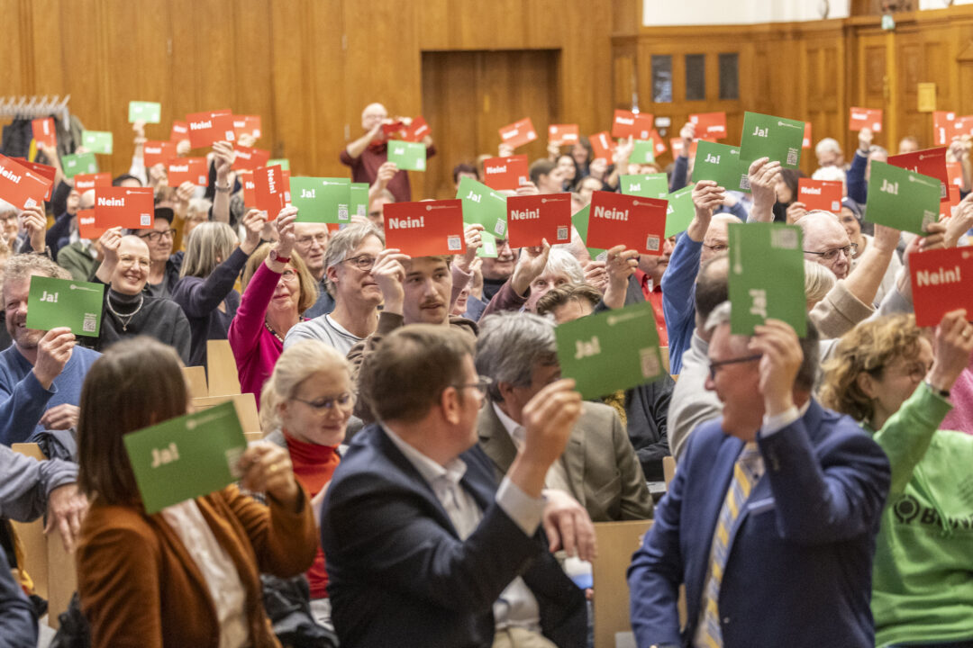 Halbtotale: Publikum mit Stimmkarten