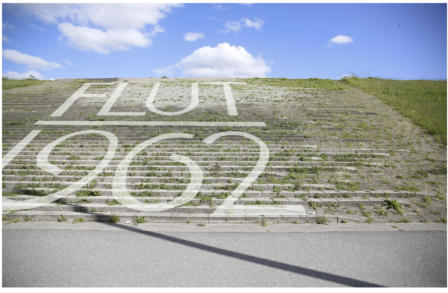 Deichtreppe mit sehr großer weißer Auschrift: Flut 1962