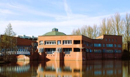 Ansicht auf das Bürgerhaus bei schönen Wetter. Foto: M. Brito