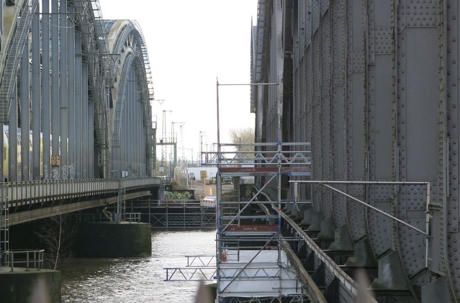 Blick zwischen zwei Brücken hindurch