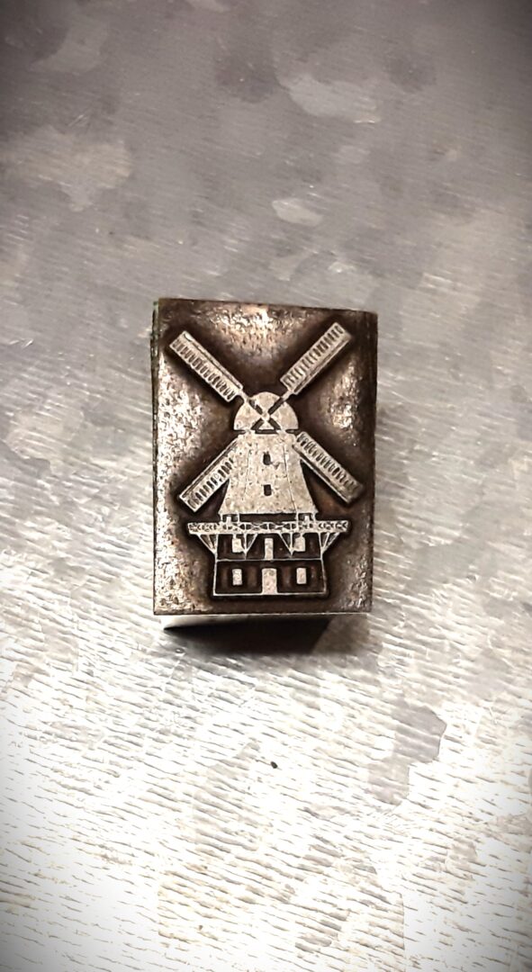 Ein Metallklischee. In der mitte ist die Windmühle Johanna dunkel zu sehen.