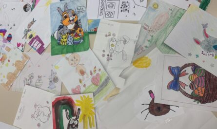 Viele Blätter mit Osterzeichnungen und -malereien von Kindern liegen kreuz und quer durcheinander. Fotonachweis: Vonovia
