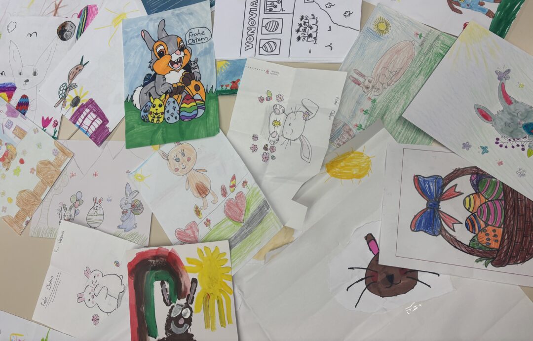 Viele Blätter mit Osterzeichnungen und -malereien von Kindern liegen kreuz und quer durcheinander. Fotonachweis: Vonovia