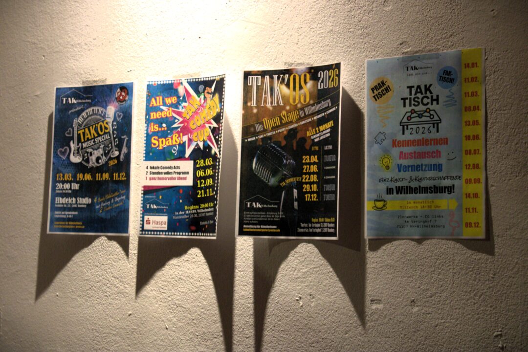 An der Wand im M1 hängen 4 A4-Zettel mit bunten Veranstaltungsankündigungen. Foto: M. Brito