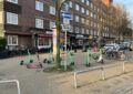Straßenszene auf der Veddel: In Bahnhofsnähe stehen 11 E-Scooter sehr unordentlich auf einer recht großen Fläche auf dem Gehweg. Foto: A. Becker