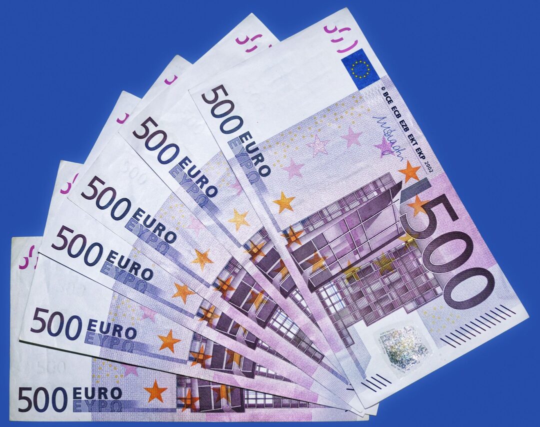 Sechs 500-Euro-Scheine auf blauem Hintergrund.
Bild von Wolfgang Eckert auf Pixabay