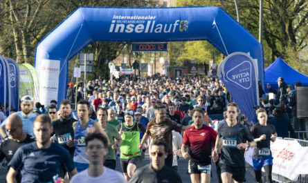 der Start des Elbinsel-Halbmarathons. Hunderte Männer rennen bei Sekunde 12 unter dem Startbogen hindurch Foto: Johannes Schölermann
