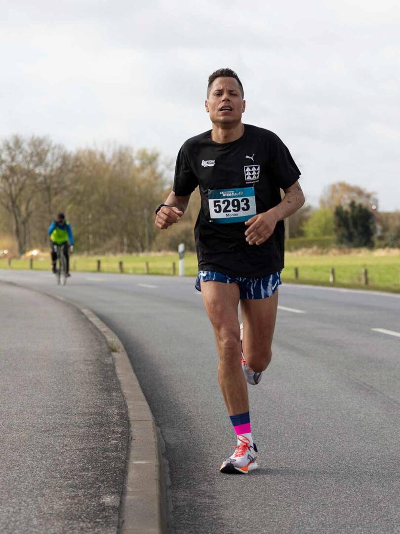 Sieger der Herren, Monier Rauter, läuft auf der Straße am Deich Foto: Johannes Schölermann