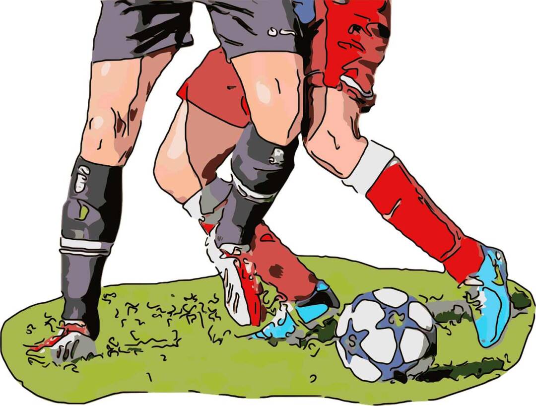 Eine Illustration mit vier Männerbeinen in Shorts und Kniestrümpfen, einmal in schwarz und der andere in rot. weiße und türkiesfarbene Fußballstiefel. Auf einem Rasenflecken außerdem ein grau-weißer Fußball. Bild von Sergio Cerrato – Italia auf Pixabay