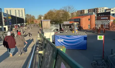 Rechts neben der Rampe, die zum Wilhelmsburger Bahnhof führt. Erkennt man in der Abendsonne eine Mobile Bühne, zwei Container und einen kleinen Truck (Funtion nicht zu erkennen). Links sieht man noch das LunaCenter, rechts die Bücherhalle Kirchdorf. Foto: NDR