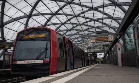 Eine U4 in der Haltestelle Elbbrücken. Perspektive: Von unten, so dass man auch noch das spektakuläre Glasdach des Bahnhofssieht. Leider schimmert tiefgrauer Himmel durch das Dach. Bild von _Leon auf Pixabay