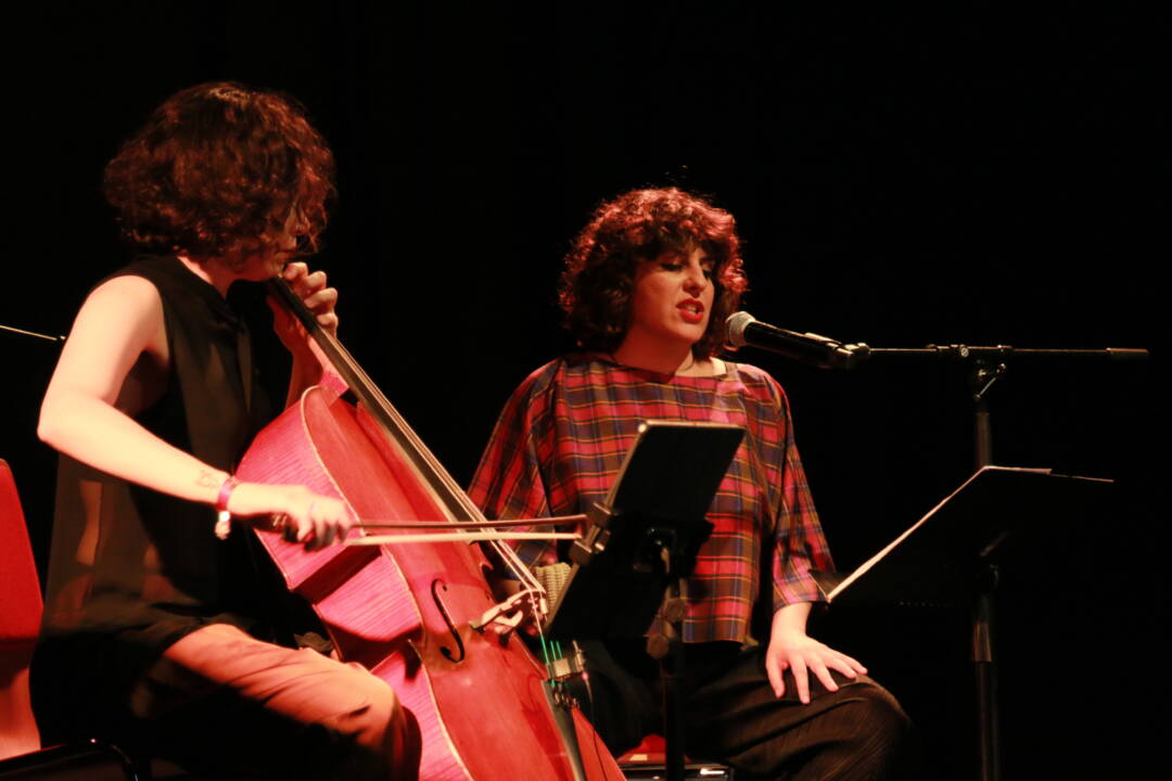 Athe Eshtiag am Cello, rechts daneben singt Golnar Golnar Shahyar
 