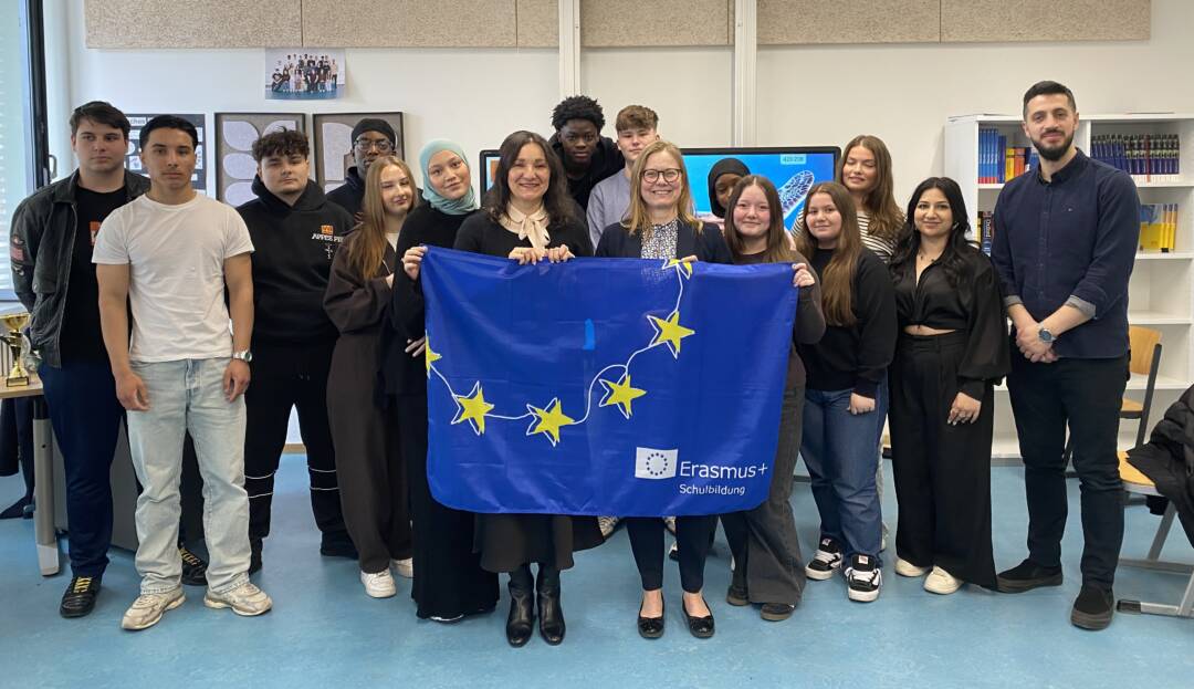 Die genannten Personen halten eine Flagge von Erasmus+ Schulbildung (angelehnt an Europa-Flagge)
Foto: Iris Hahn-Möller