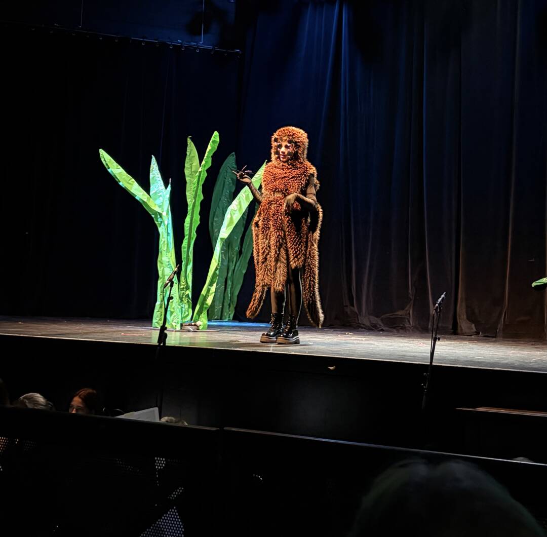 Schauspielerin als Spinne verkleidet 