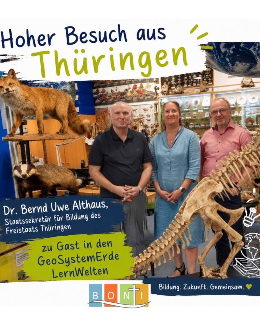 Eine Kollage aus Texten und Bildern. In der Mitte stehen neben einem ausgestopften Fuchs und einem ausgestopften Waschbären zwei Männer und in der Mitte eine Frau. Der linke Mann im schwarzen Hemd, die Frau in einem hellblauen Kleid und der rechte Mann im rosa Hemd.
