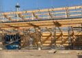 Die Holzkonstruktion des Neubaus frontal. Der normal große Richtkrank betont die großen Dimensionen des Gebäudes. Eine Hebebühne steht unter dem, was vielleicht mal ein Vordach wird.