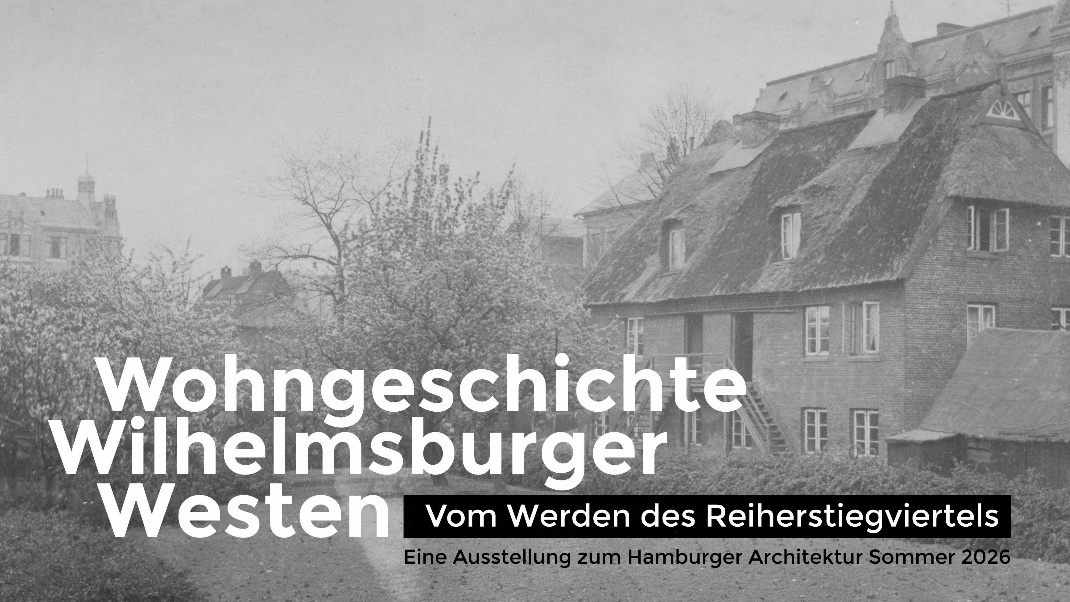 Schwarzweißfoto eines alten Hauses mit Reetdach auf einer Wiese. Unten der Titel der Ausstellung