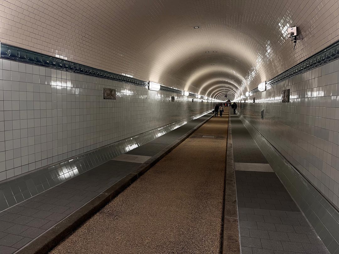 In der Weströhre sieht man, dass Zufußgehende die Fahrbahn benutzen.