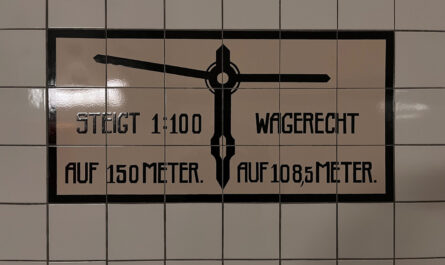 Ein Steigungsanzeige im alten Elbtunnel. Links steht: Steigt 1:100 auf 150 Meter, rechts steht: Wagerecht auf 108,5 Meter