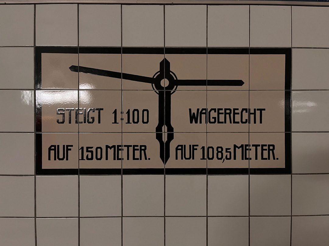 Ein Steigungsanzeige im alten Elbtunnel. Links steht: Steigt 1:100 auf 150 Meter, rechts steht: Wagerecht auf 108,5 Meter