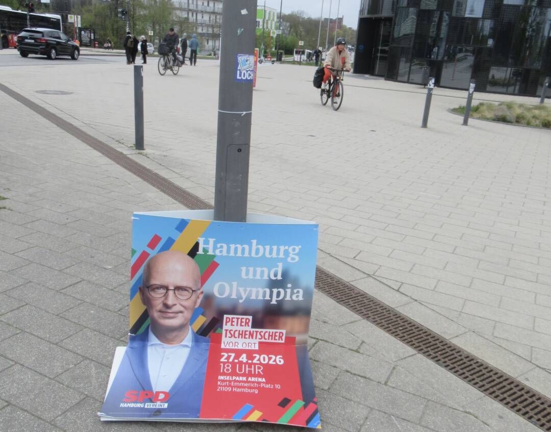 Geknicktes Plakat mit Bürgermeister und der Aufschrift: Hanburg und Olympia
