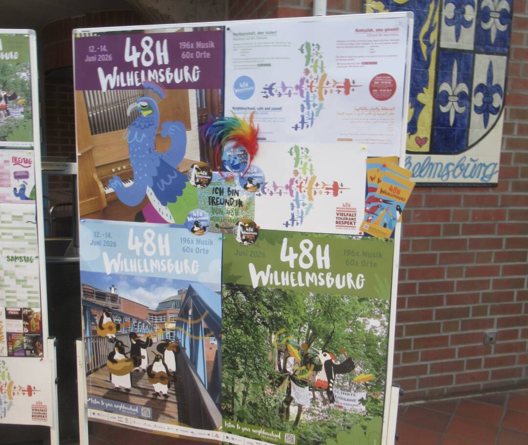 Stellwand mit vier Plakaten von Auftrittsorten