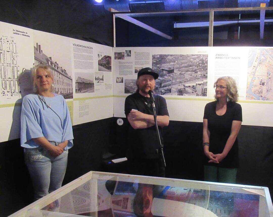 Silke Schwarzmann, Oliver Menk und Darijana Hahn vor einer Ausstellungswand