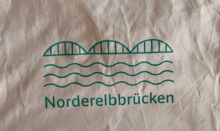 Jutebeutel bedruckt mit einer drei bogigen Brücke, darunter Wellen und der Schriftzug Norderelbbrücke. Foto: Thomas Bohn
