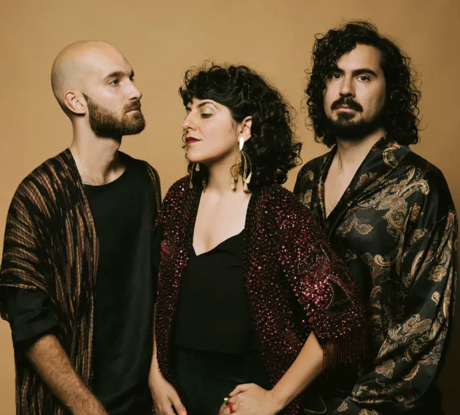 das Golnar und Mahan Trio mit Golnar Mahan in der Mitte, rechts und links daneben ihre beiden Kollegen