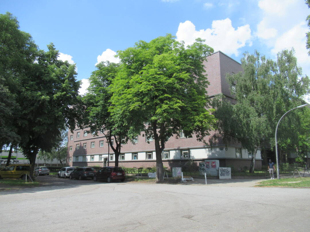 Der Warmwasserblock hinter Bäumen