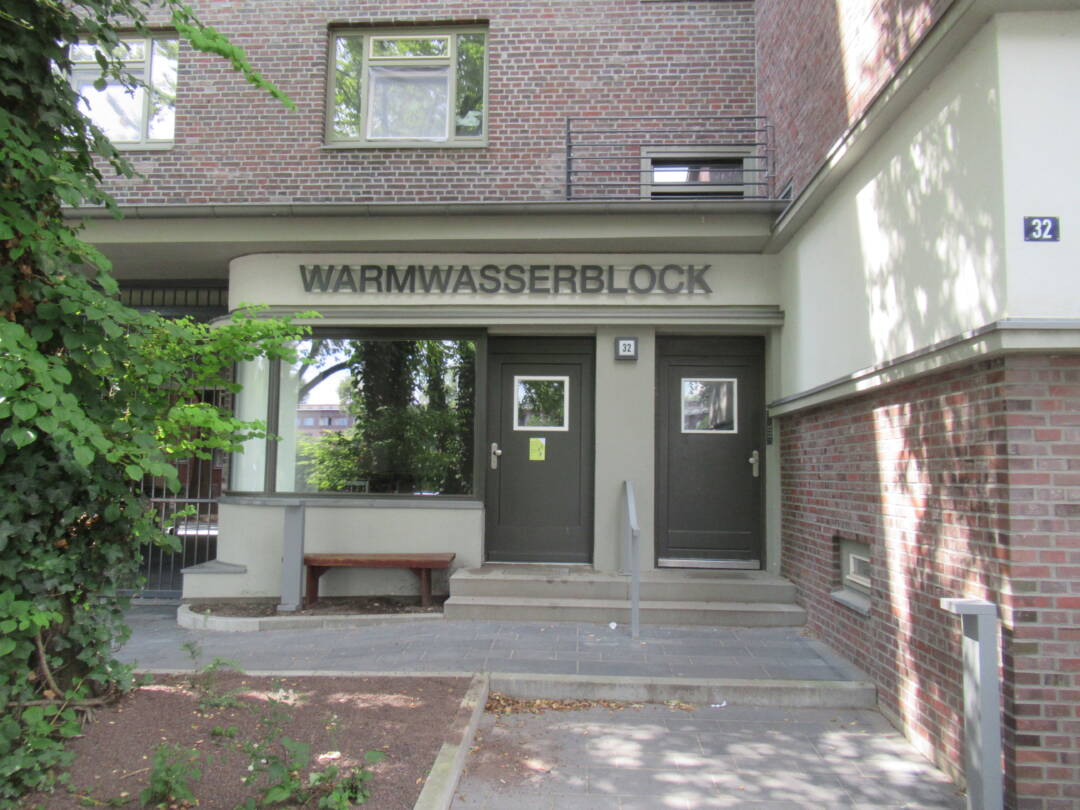 Eingangsbereich mit großer Aufschrift Warmwasserblock