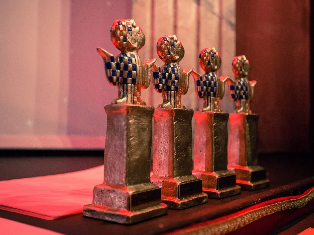 Die vier kleine Preisstatuen nebeneinander aufgereiht