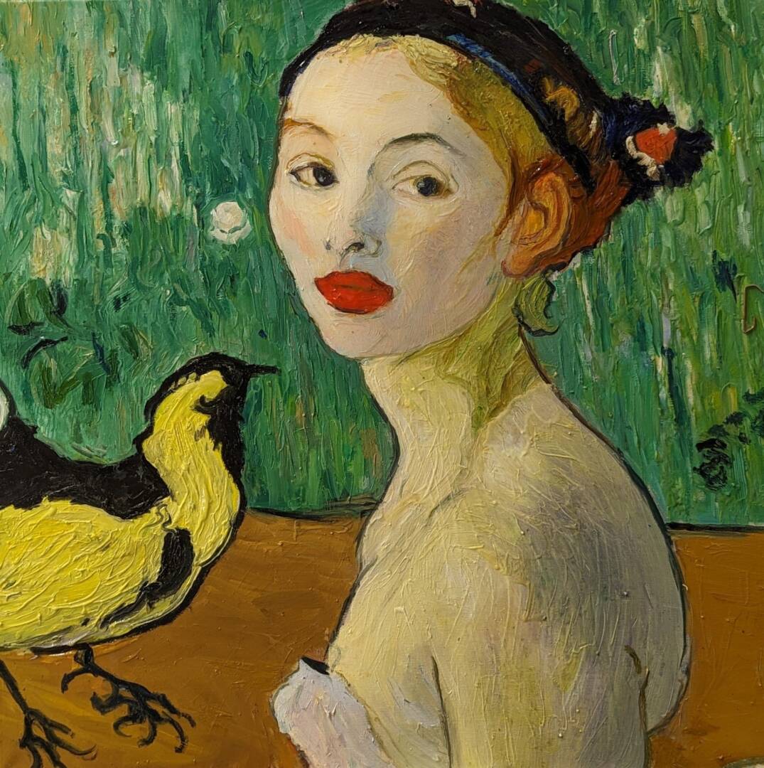 Quadratisches Ölbild in kräftigen Farben: Im Vordergrund ein Portrait einer unbekleideten Frau. Mit roten Lippen und einem Kopfschmuck. siSie ist seitlich zu sehen und wendet den Kopf zur Betrachterin, schaut aber daran vorbei. Unter der (verdecken) Brust endet das Bild. Links ist noch ein gelb-schwarzer Vogel zu sehen. Gemalt von Jann Kaune