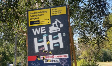 Vor grünem Laub steht ein Baustellenschild von Hamburg
