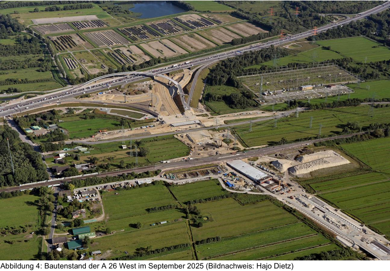 Ein Luftbild mit drei Straßenkreuzungen zum Teil im Bau.