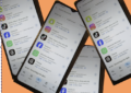 Auf einem orangen Hintergrund sind 4 identische Handys angeordnet. Diese zeigen eine Liste von Social Media Apps- Composing: Hermann Kahle