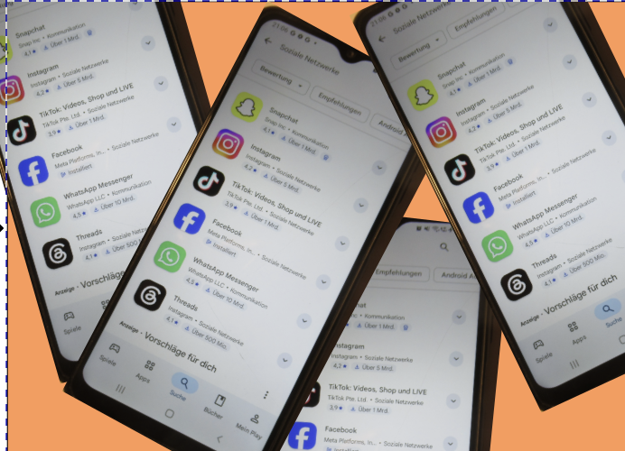 Vier Smartphones liegen kreuz und quer ünereinander, darauf die Icons verschiedener Social Media