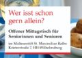 Vor einem gedeckten Tisch ist die Einladung zu dem offenen Mittagstisch