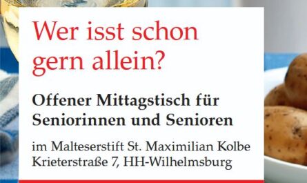 Vor einem gedeckten Tisch ist die Einladung zu dem offenen Mittagstisch