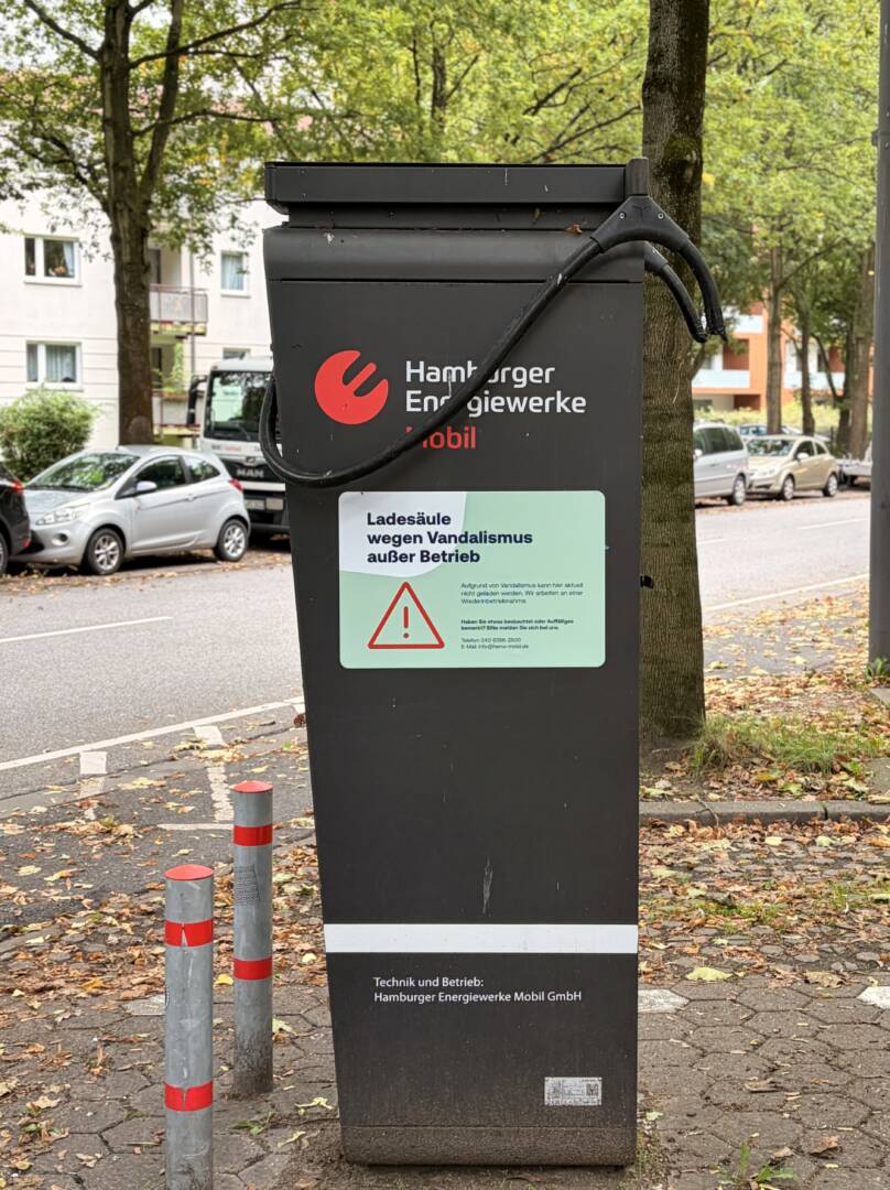 Ladesäule von Hamburger Energiewerke mit abgeschnittenen Kabeln