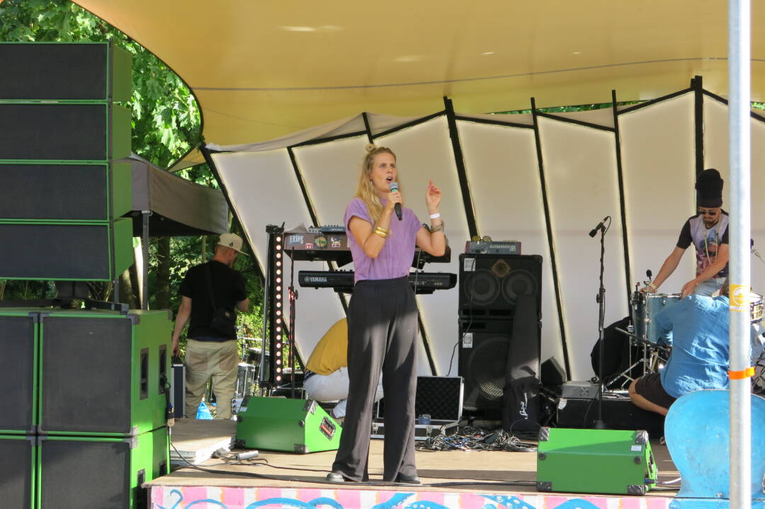 Lisa-Mia-schaich auf der Bühne. Im Hintergrund das Equipment der Band