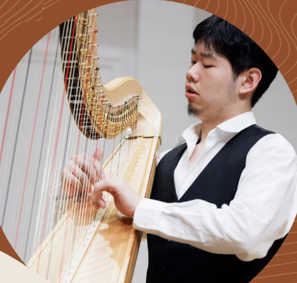 Zhong Ming Wan mit Harfe