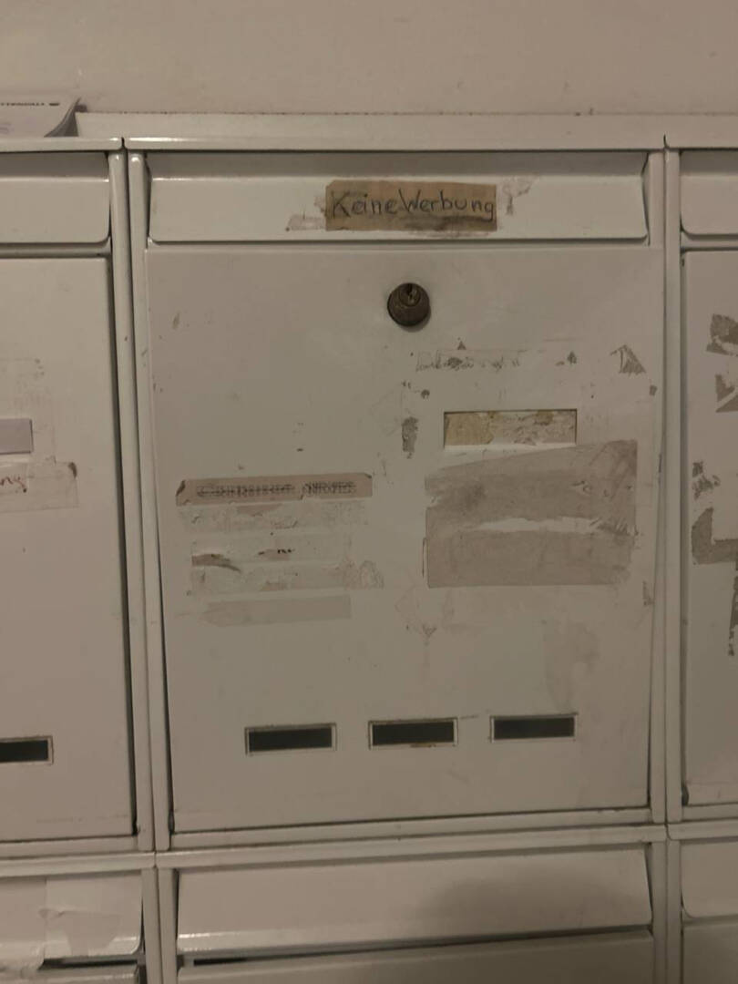 Briefkasten, der mit anderen in einer Reihe hängt. Alle Namensschilder wurden entfernt. (Foto: Hausgemeinschaft)