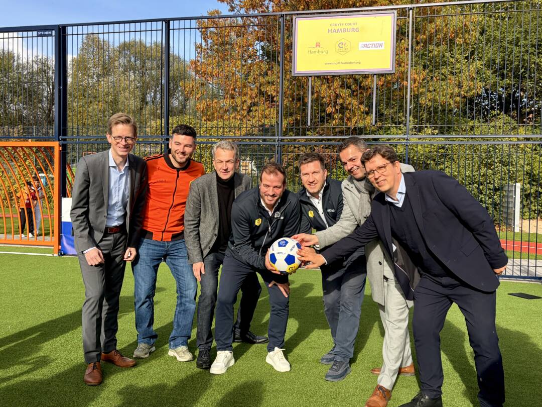 Die Offiziellen bei der Eröffnung des Cruyff Court